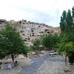 The Village Cave 酒店
