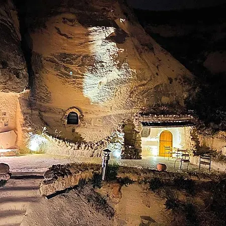 Szálloda The Village Cave 4*